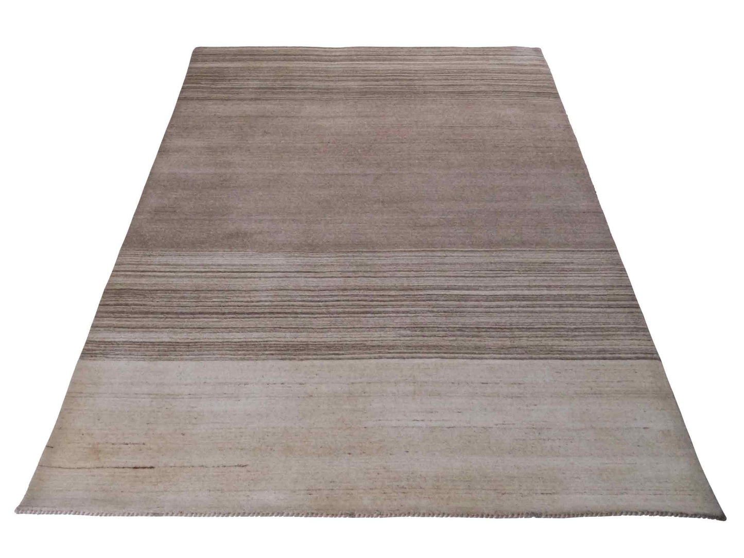 Moderner, Handloom Lori Gabbeh Orientteppich von Khademi aus Wolle, cremeweiß, beige. Geometrisches Nomaden-Design. Produziert in Indien. Größe: 201x142cm. Teppichnummer: KB4-1788. Verkauf durch Jupiter Intl.