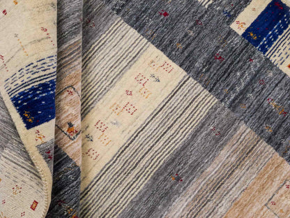 Moderner, Handloom Lori Gabbeh Orientteppich von Khademi aus Wolle, cremeweiß, mehrfarbig. Geometrisches Nomaden-Design. Produziert in Indien. Größe: 201x143cm. Teppichnummer: KB4-1780. Verkauf durch Jupiter Intl.