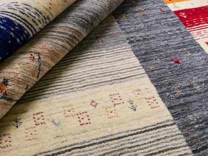 Moderner, Handloom Lori Gabbeh Orientteppich von Khademi aus Wolle, cremeweiß, mehrfarbig. Geometrisches Nomaden-Design. Produziert in Indien. Größe: 201x143cm. Teppichnummer: KB4-1780. Verkauf durch Jupiter Intl.