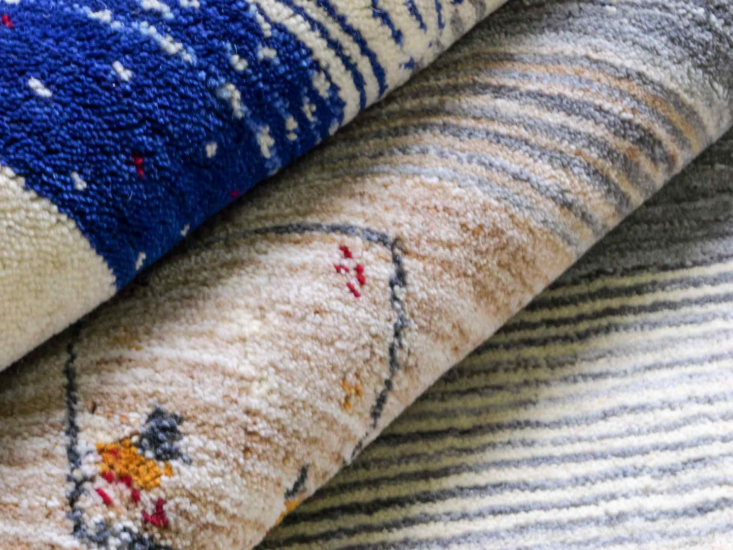 Moderner, Handloom Lori Gabbeh Orientteppich von Khademi aus Wolle, cremeweiß, mehrfarbig. Geometrisches Nomaden-Design. Produziert in Indien. Größe: 201x143cm. Teppichnummer: KB4-1780. Verkauf durch Jupiter Intl.