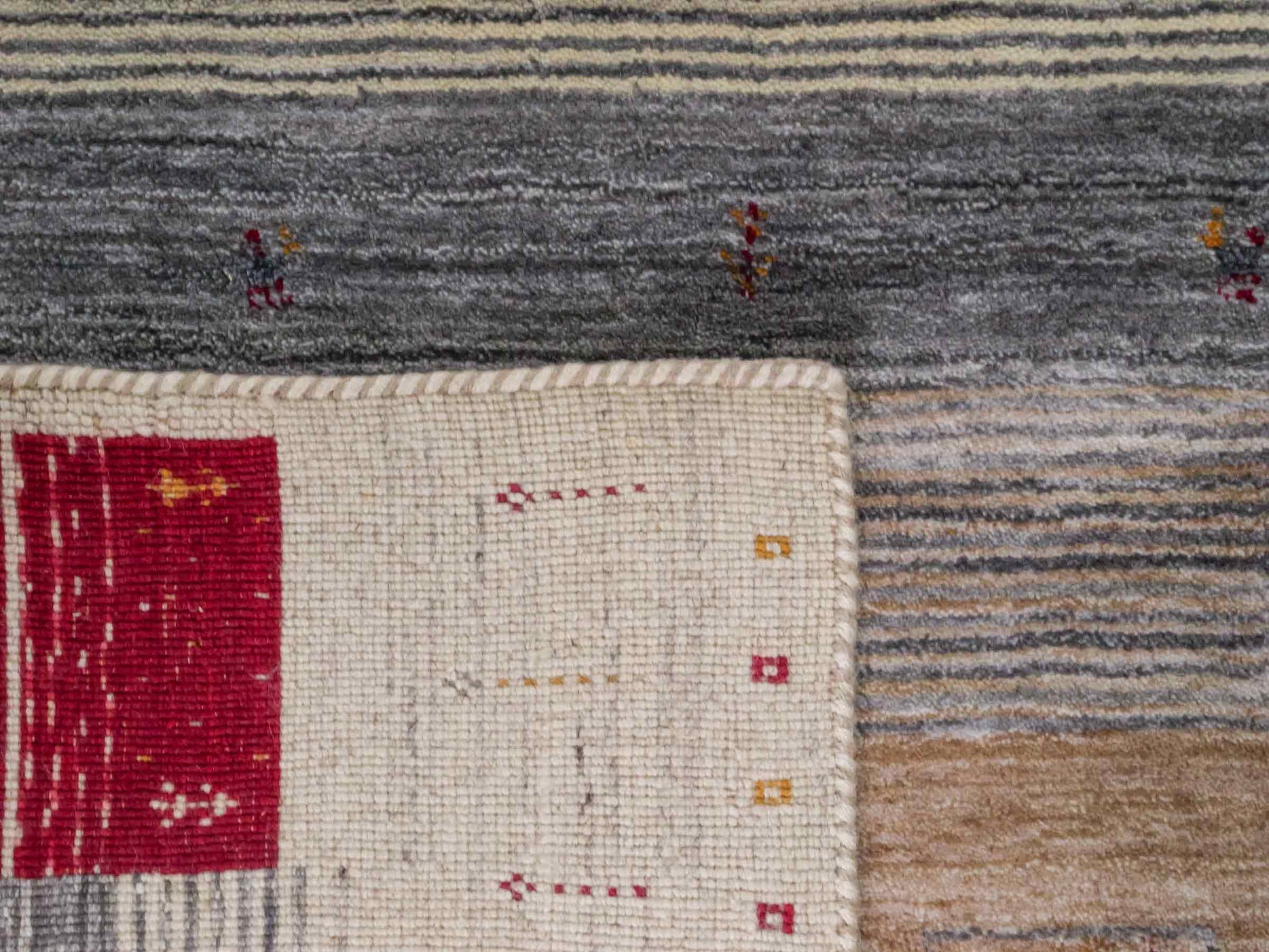 Moderner, Handloom Lori Gabbeh Orientteppich von Khademi aus Wolle, cremeweiß, mehrfarbig. Geometrisches Nomaden-Design. Produziert in Indien. Größe: 201x143cm. Teppichnummer: KB4-1780. Verkauf durch Jupiter Intl.