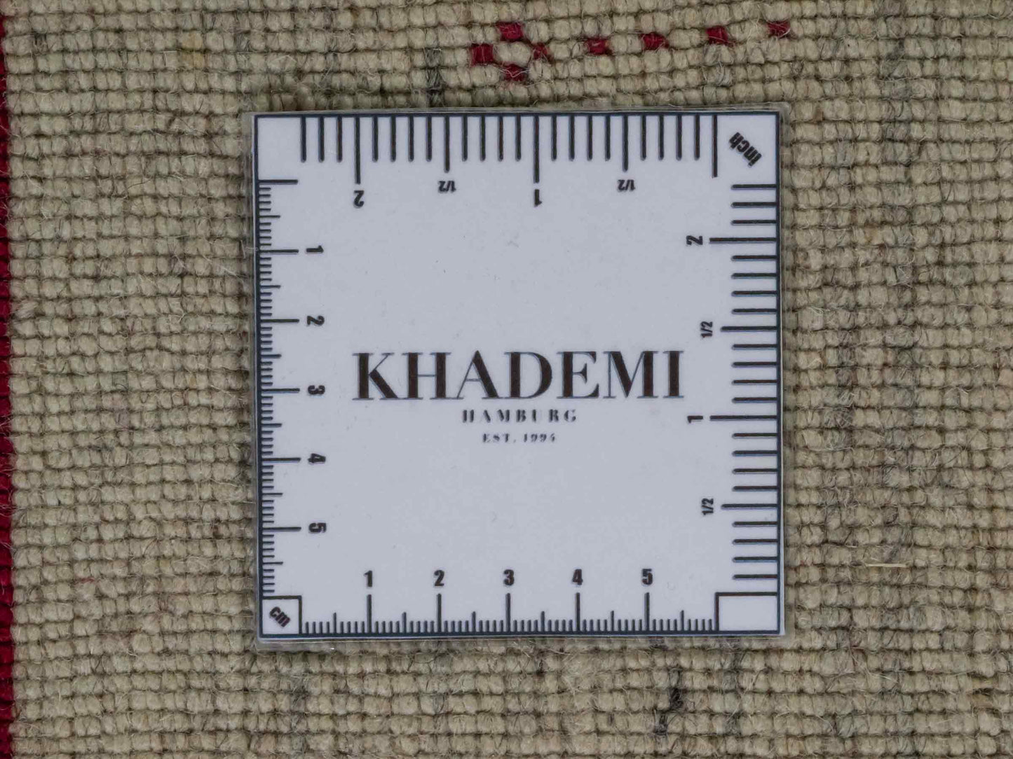 Moderner, Handloom Lori Gabbeh Orientteppich von Khademi aus Wolle, cremeweiß, mehrfarbig. Geometrisches Nomaden-Design. Produziert in Indien. Größe: 201x143cm. Teppichnummer: KB4-1780. Verkauf durch Jupiter Intl.