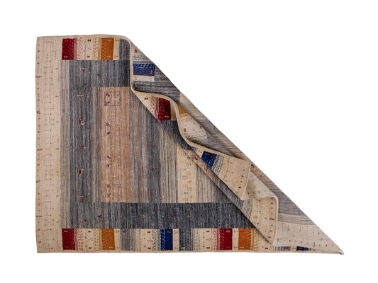 Moderner, Handloom Lori Gabbeh Orientteppich von Khademi aus Wolle, cremeweiß, mehrfarbig. Geometrisches Nomaden-Design. Produziert in Indien. Größe: 201x143cm. Teppichnummer: KB4-1780. Verkauf durch Jupiter Intl.