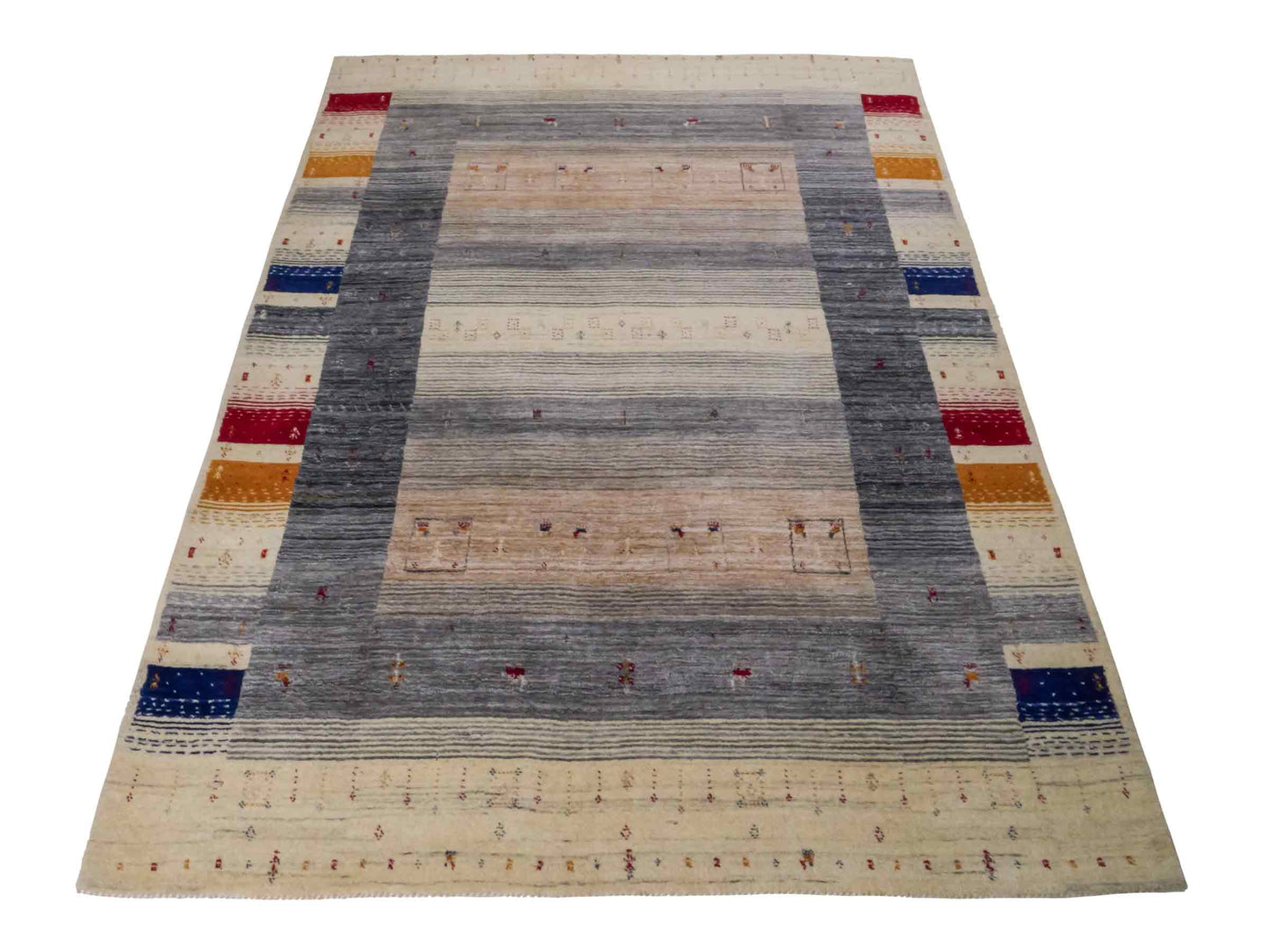 Moderner, Handloom Lori Gabbeh Orientteppich von Khademi aus Wolle, cremeweiß, mehrfarbig. Geometrisches Nomaden-Design. Produziert in Indien. Größe: 201x143cm. Teppichnummer: KB4-1780. Verkauf durch Jupiter Intl.