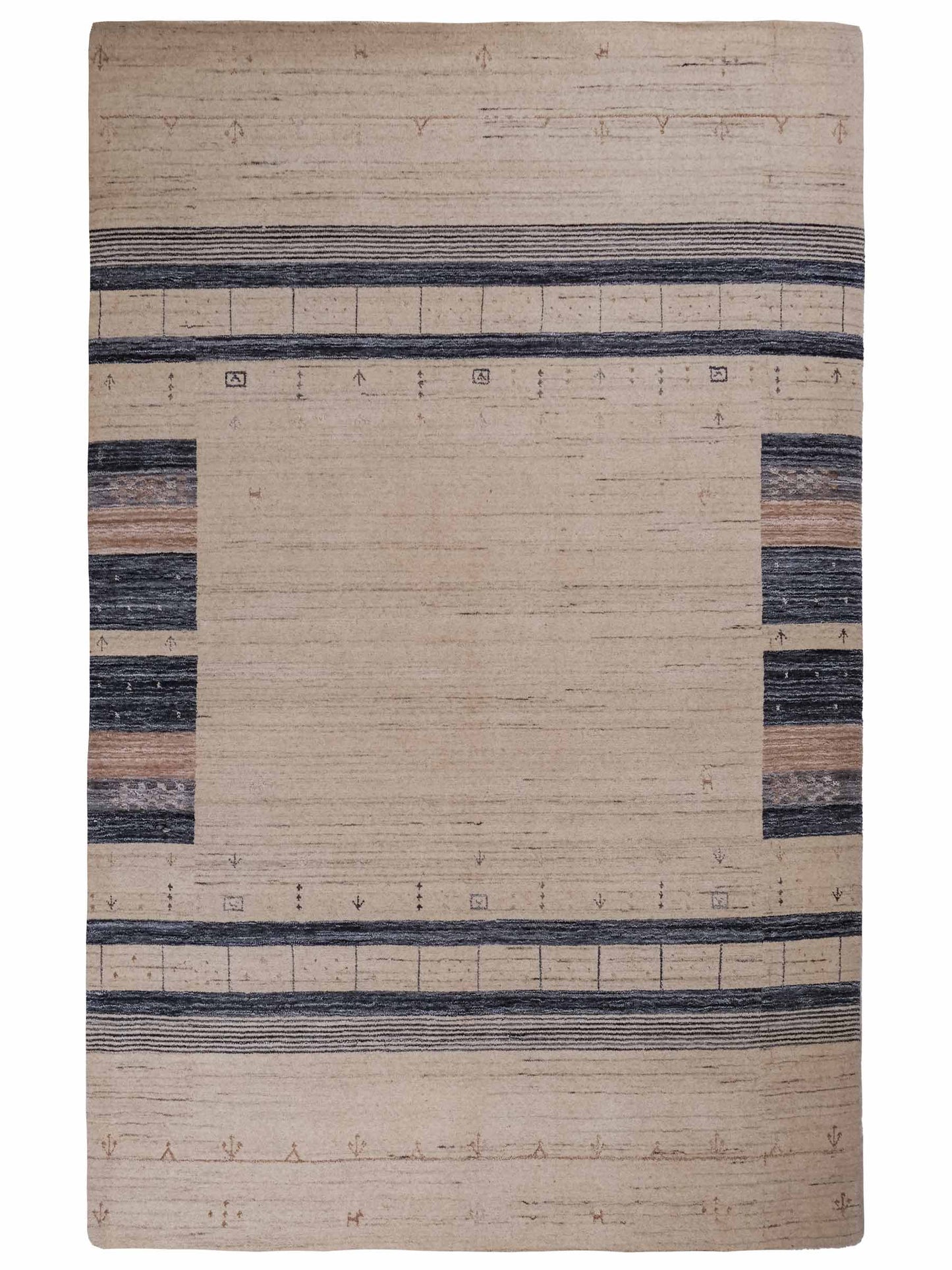 Moderner, Handloom Lori Gabbeh Orientteppich von Khademi aus Wolle, cremeweiß, blau. Geometrisches Nomaden-Design. Produziert in Indien. Größe: 201x145cm. Teppichnummer: KB4-1796. Verkauf durch Jupiter Intl.
