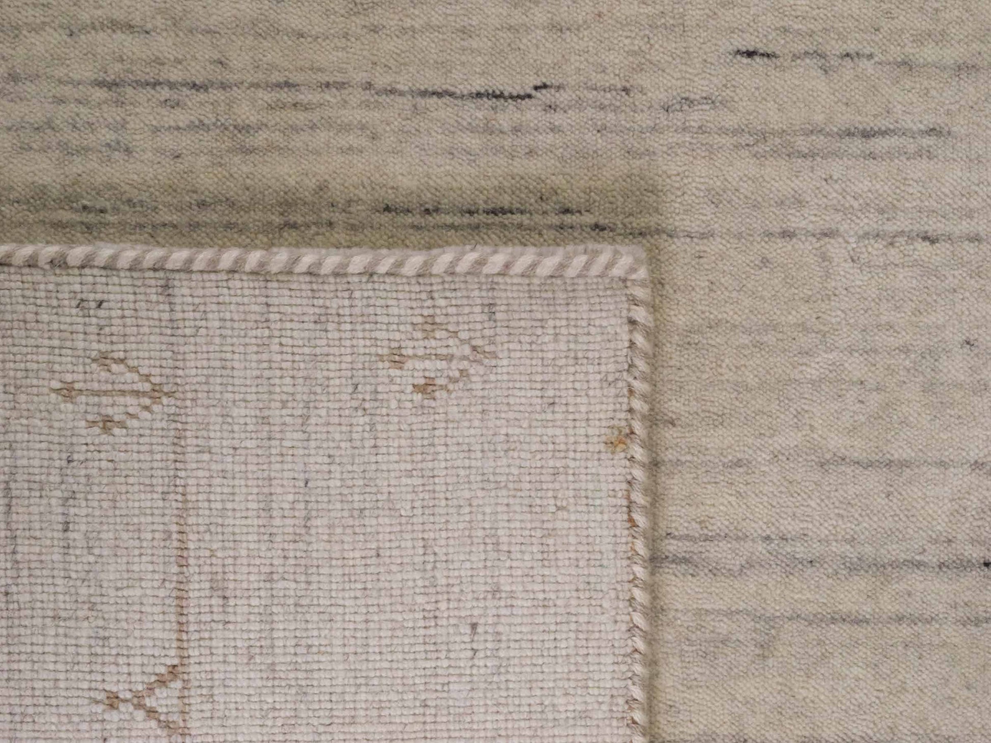 Moderner, Handloom Lori Gabbeh Orientteppich von Khademi aus Wolle, cremeweiß, blau. Geometrisches Nomaden-Design. Produziert in Indien. Größe: 201x145cm. Teppichnummer: KB4-1796. Verkauf durch Jupiter Intl.