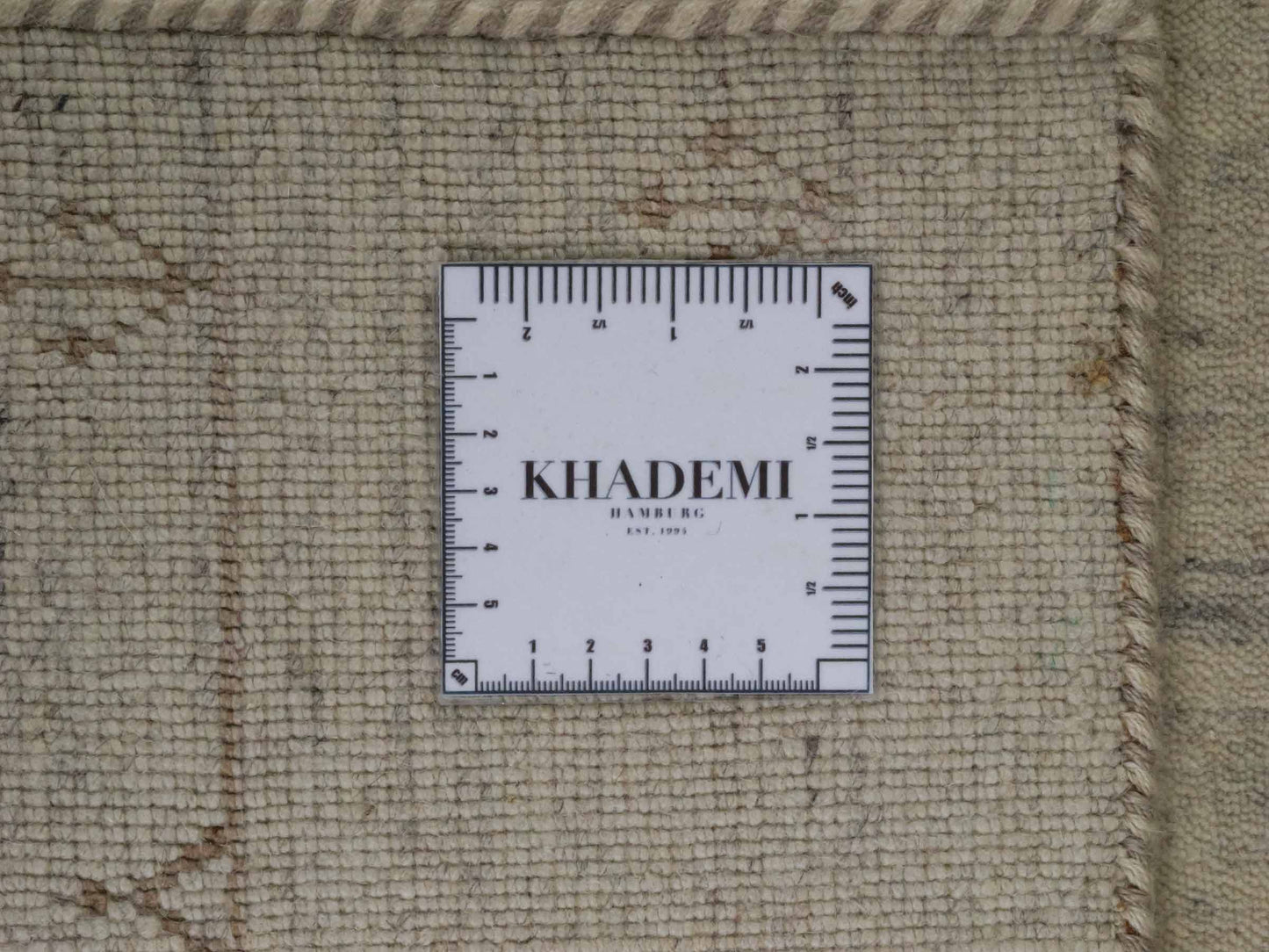 Moderner, Handloom Lori Gabbeh Orientteppich von Khademi aus Wolle, cremeweiß, blau. Geometrisches Nomaden-Design. Produziert in Indien. Größe: 201x145cm. Teppichnummer: KB4-1796. Verkauf durch Jupiter Intl.