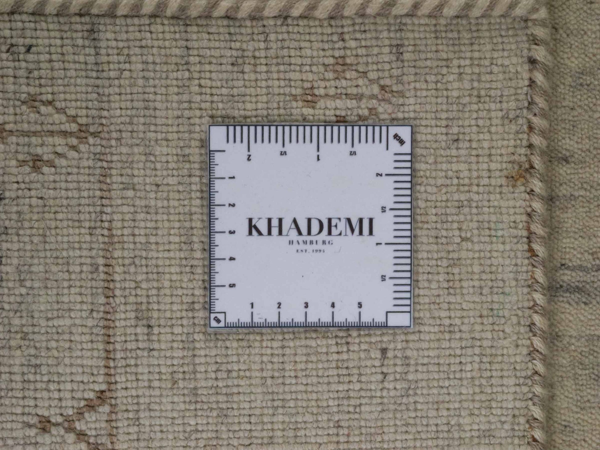 Moderner, Handloom Lori Gabbeh Orientteppich von Khademi aus Wolle, cremeweiß, blau. Geometrisches Nomaden-Design. Produziert in Indien. Größe: 201x145cm. Teppichnummer: KB4-1796. Verkauf durch Jupiter Intl.