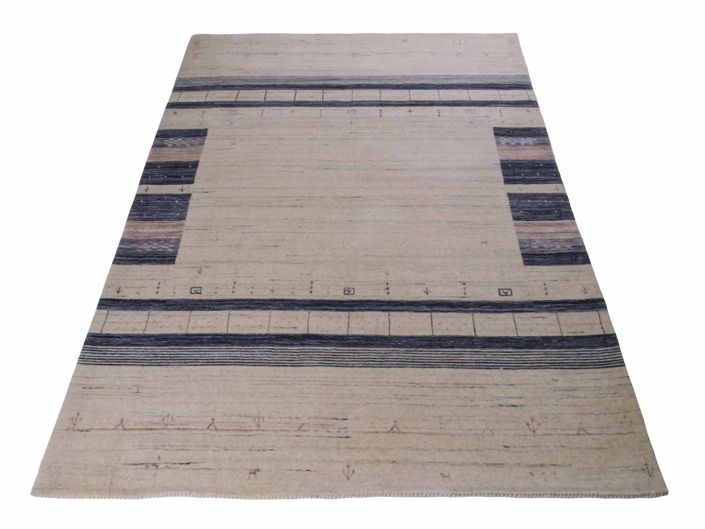 Moderner, Handloom Lori Gabbeh Orientteppich von Khademi aus Wolle, cremeweiß, blau. Geometrisches Nomaden-Design. Produziert in Indien. Größe: 201x145cm. Teppichnummer: KB4-1796. Verkauf durch Jupiter Intl.