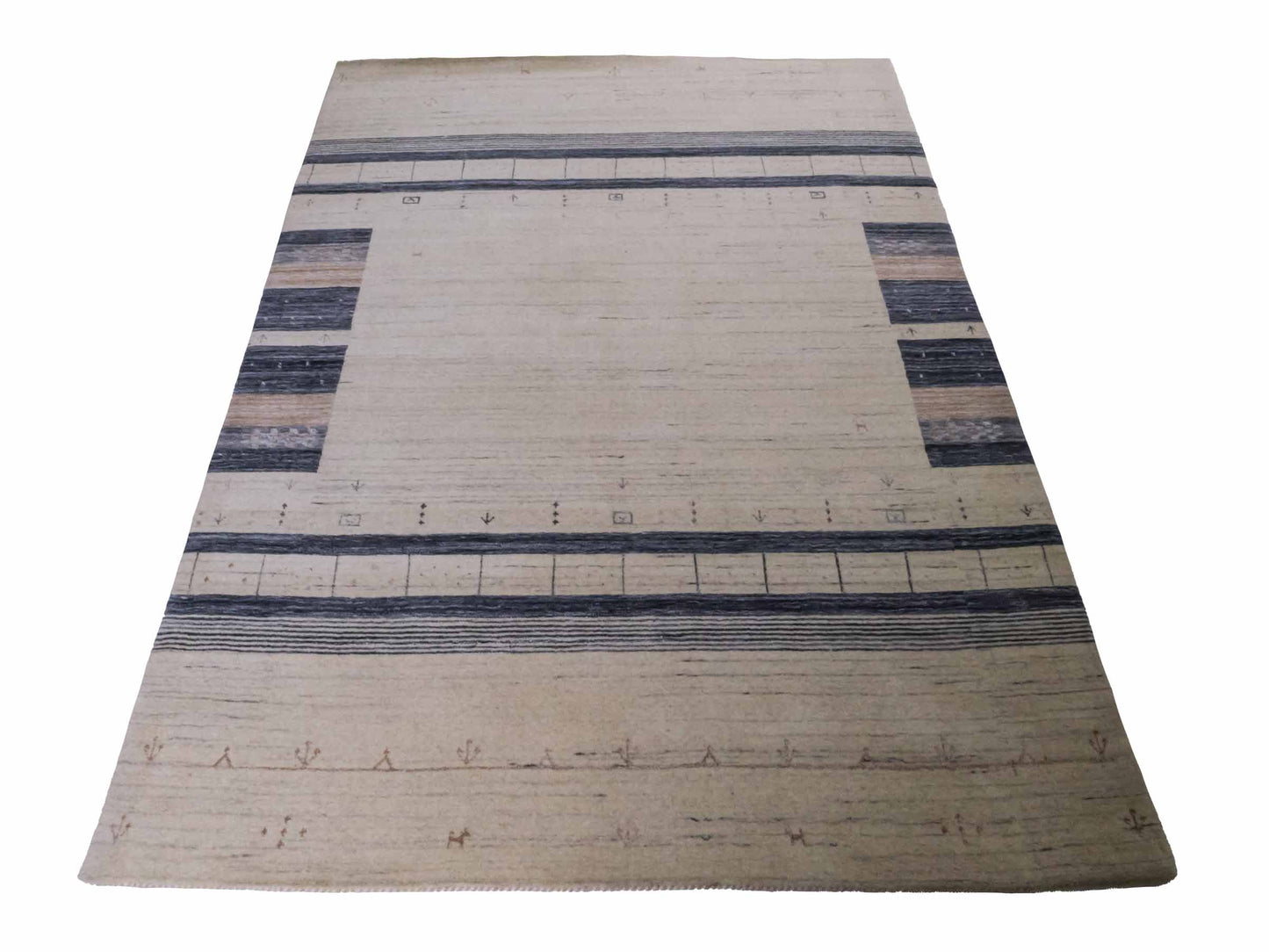 Moderner, Handloom Lori Gabbeh Orientteppich von Khademi aus Wolle, cremeweiß, blau. Geometrisches Nomaden-Design. Produziert in Indien. Größe: 201x145cm. Teppichnummer: KB4-1796. Verkauf durch Jupiter Intl.
