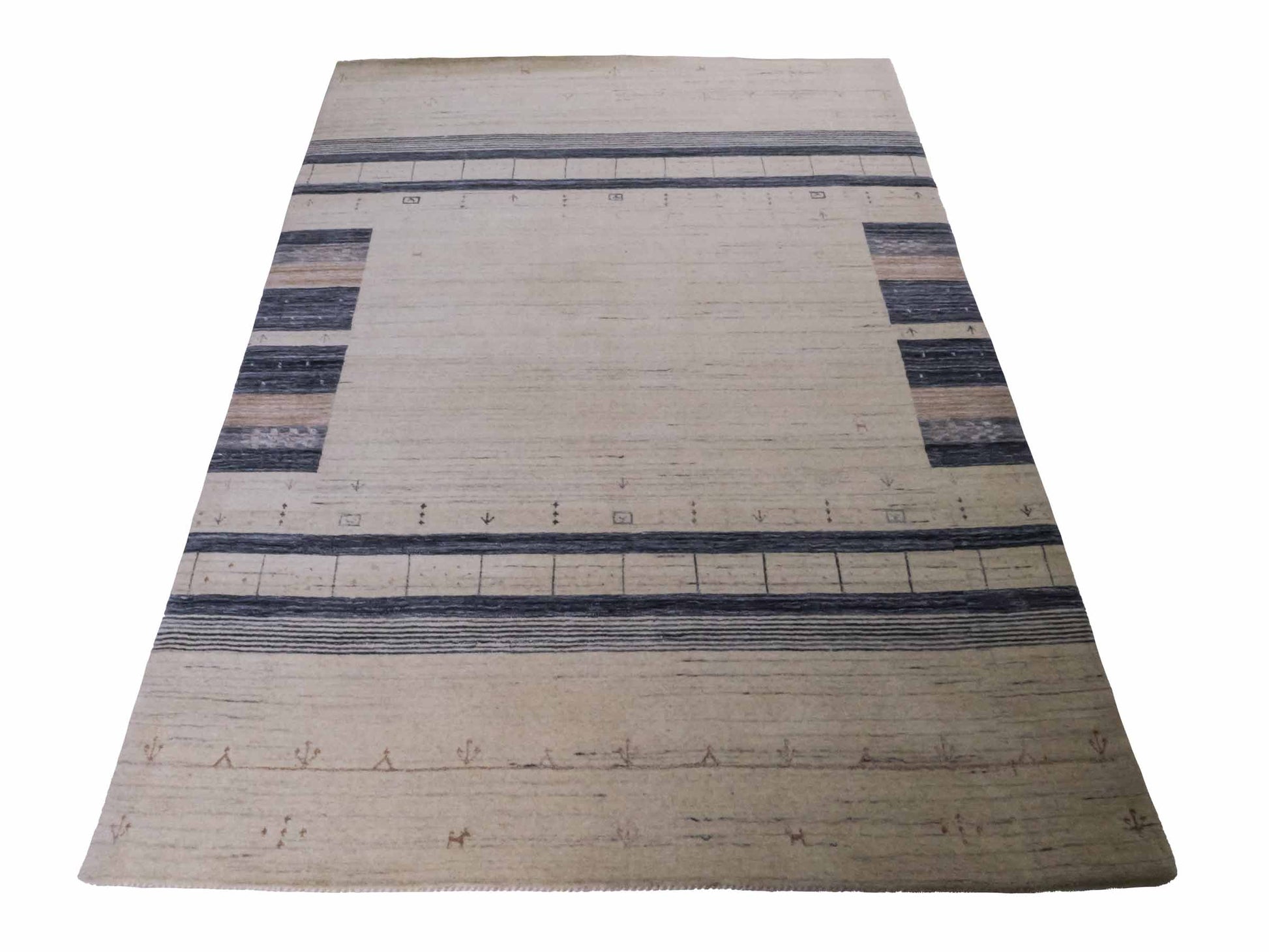 Moderner, Handloom Lori Gabbeh Orientteppich von Khademi aus Wolle, cremeweiß, blau. Geometrisches Nomaden-Design. Produziert in Indien. Größe: 201x145cm. Teppichnummer: KB4-1796. Verkauf durch Jupiter Intl.