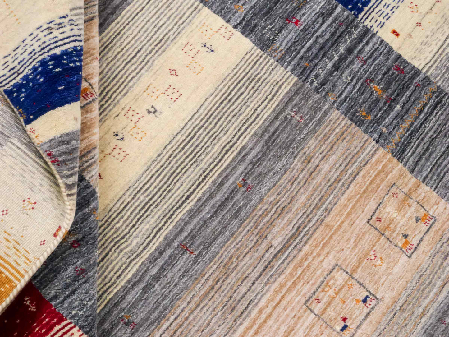 Moderner, Handloom Lori Gabbeh Orientteppich von Khademi aus Wolle, cremeweiß, mehrfarbig. Geometrisches Nomaden-Design. Produziert in Indien. Größe: 201x146cm. Teppichnummer: KB4-1771. Verkauf durch Jupiter Intl.