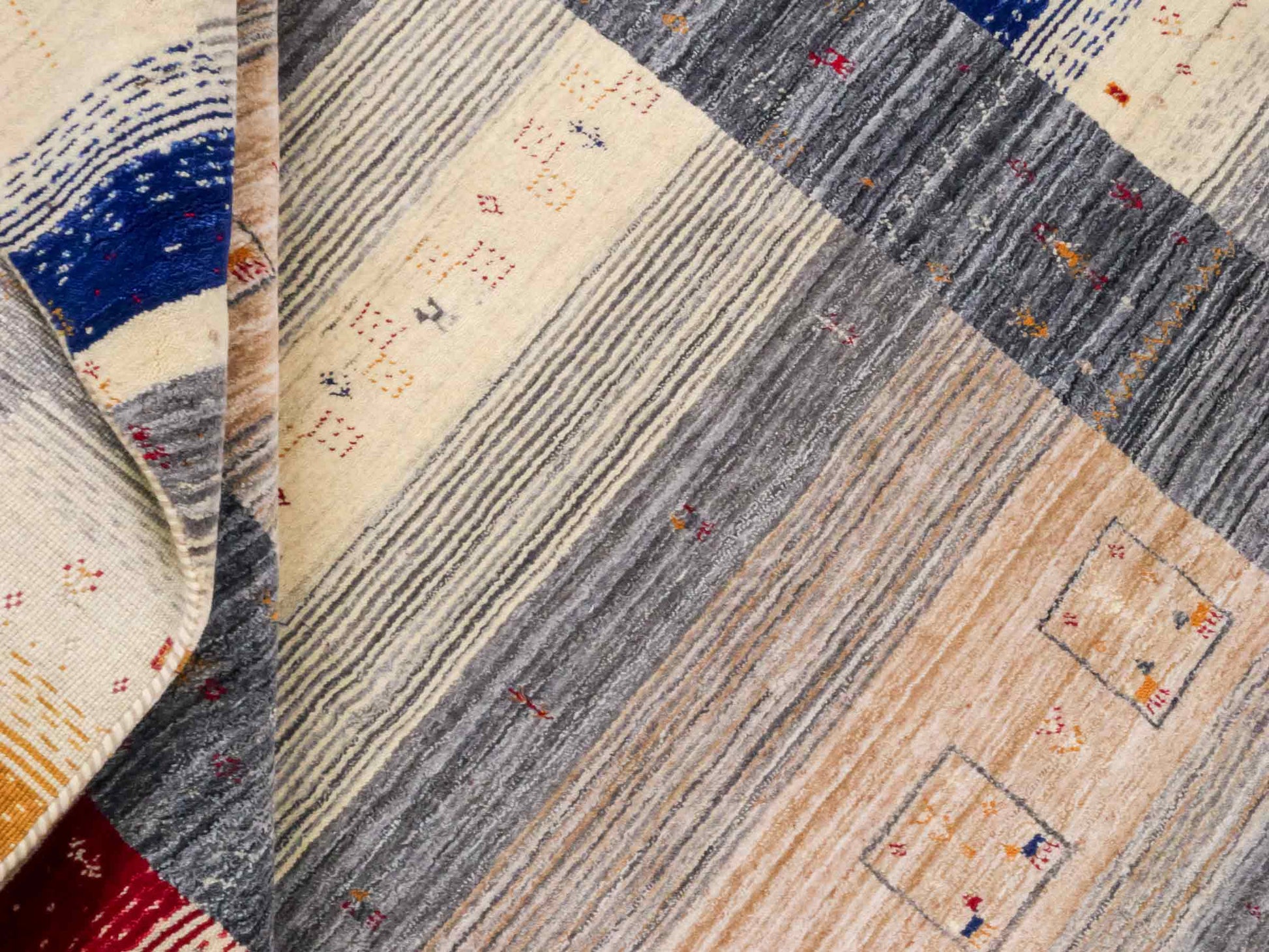 Moderner, Handloom Lori Gabbeh Orientteppich von Khademi aus Wolle, cremeweiß, mehrfarbig. Geometrisches Nomaden-Design. Produziert in Indien. Größe: 201x146cm. Teppichnummer: KB4-1771. Verkauf durch Jupiter Intl.