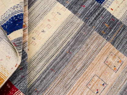 Moderner, Handloom Lori Gabbeh Orientteppich von Khademi aus Wolle, cremeweiß, mehrfarbig. Geometrisches Nomaden-Design. Produziert in Indien. Größe: 201x146cm. Teppichnummer: KB4-1771. Verkauf durch Jupiter Intl.