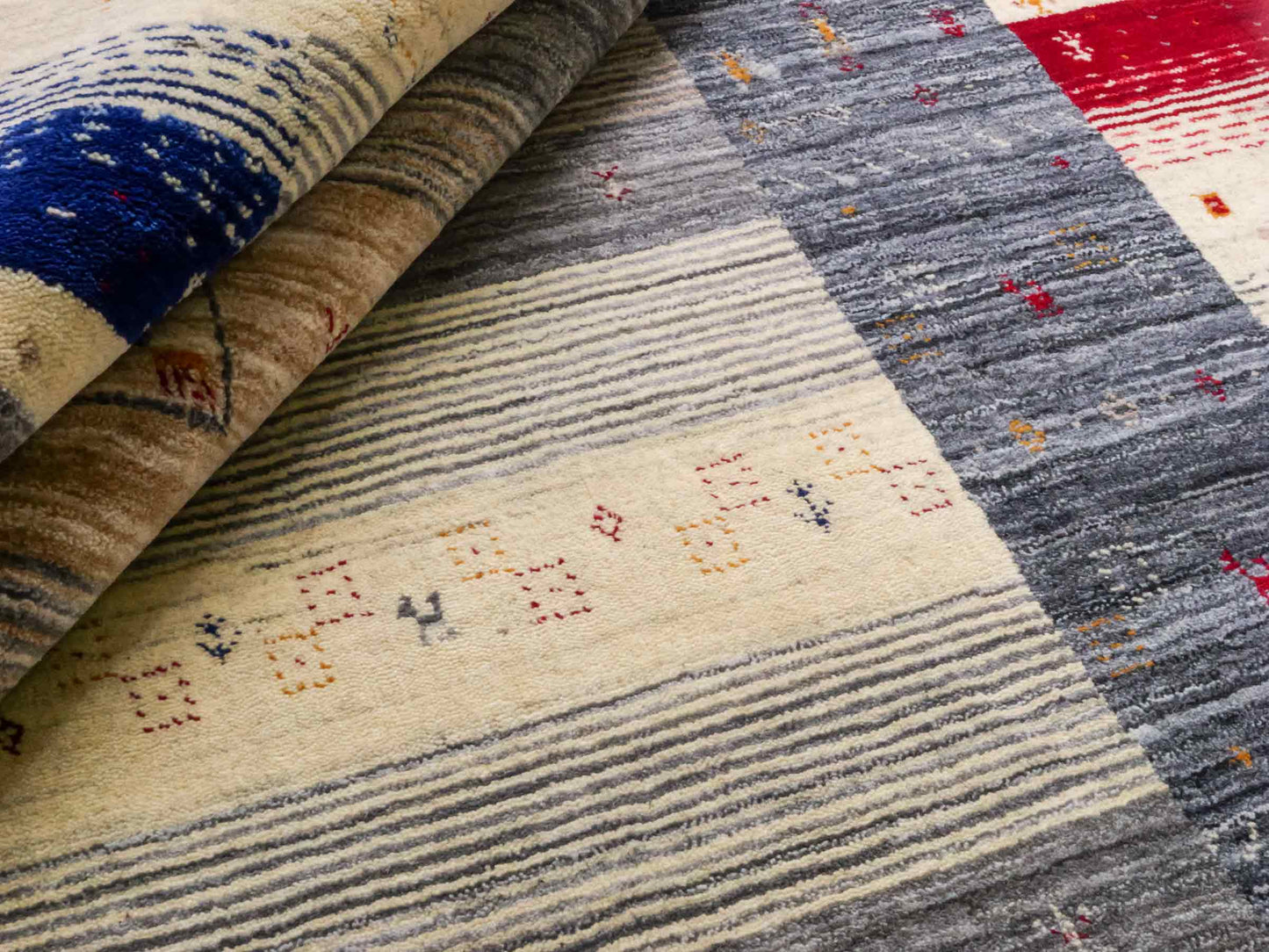 Moderner, Handloom Lori Gabbeh Orientteppich von Khademi aus Wolle, cremeweiß, mehrfarbig. Geometrisches Nomaden-Design. Produziert in Indien. Größe: 201x146cm. Teppichnummer: KB4-1771. Verkauf durch Jupiter Intl.