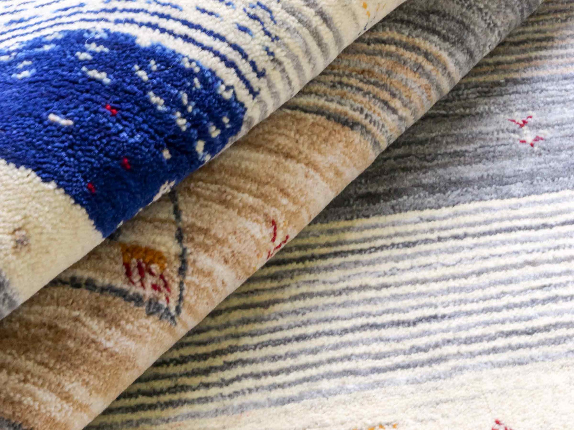 Moderner, Handloom Lori Gabbeh Orientteppich von Khademi aus Wolle, cremeweiß, mehrfarbig. Geometrisches Nomaden-Design. Produziert in Indien. Größe: 201x146cm. Teppichnummer: KB4-1771. Verkauf durch Jupiter Intl.