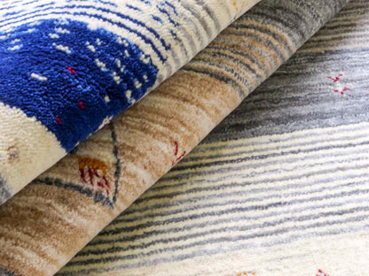 Moderner, Handloom Lori Gabbeh Orientteppich von Khademi aus Wolle, cremeweiß, mehrfarbig. Geometrisches Nomaden-Design. Produziert in Indien. Größe: 201x146cm. Teppichnummer: KB4-1771. Verkauf durch Jupiter Intl.