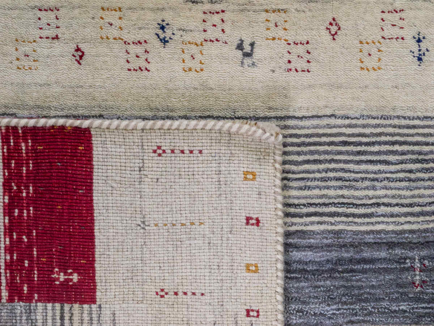 Moderner, Handloom Lori Gabbeh Orientteppich von Khademi aus Wolle, cremeweiß, mehrfarbig. Geometrisches Nomaden-Design. Produziert in Indien. Größe: 201x146cm. Teppichnummer: KB4-1771. Verkauf durch Jupiter Intl.