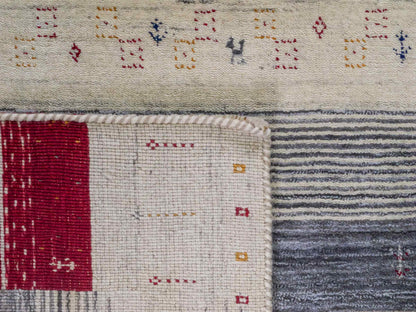 Moderner, Handloom Lori Gabbeh Orientteppich von Khademi aus Wolle, cremeweiß, mehrfarbig. Geometrisches Nomaden-Design. Produziert in Indien. Größe: 201x146cm. Teppichnummer: KB4-1771. Verkauf durch Jupiter Intl.