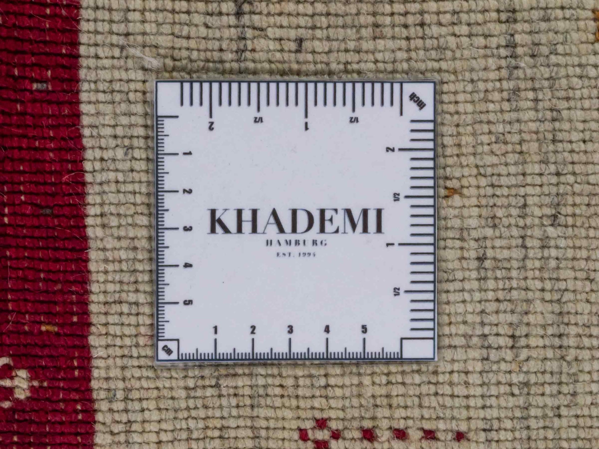 Moderner, Handloom Lori Gabbeh Orientteppich von Khademi aus Wolle, cremeweiß, mehrfarbig. Geometrisches Nomaden-Design. Produziert in Indien. Größe: 201x146cm. Teppichnummer: KB4-1771. Verkauf durch Jupiter Intl.