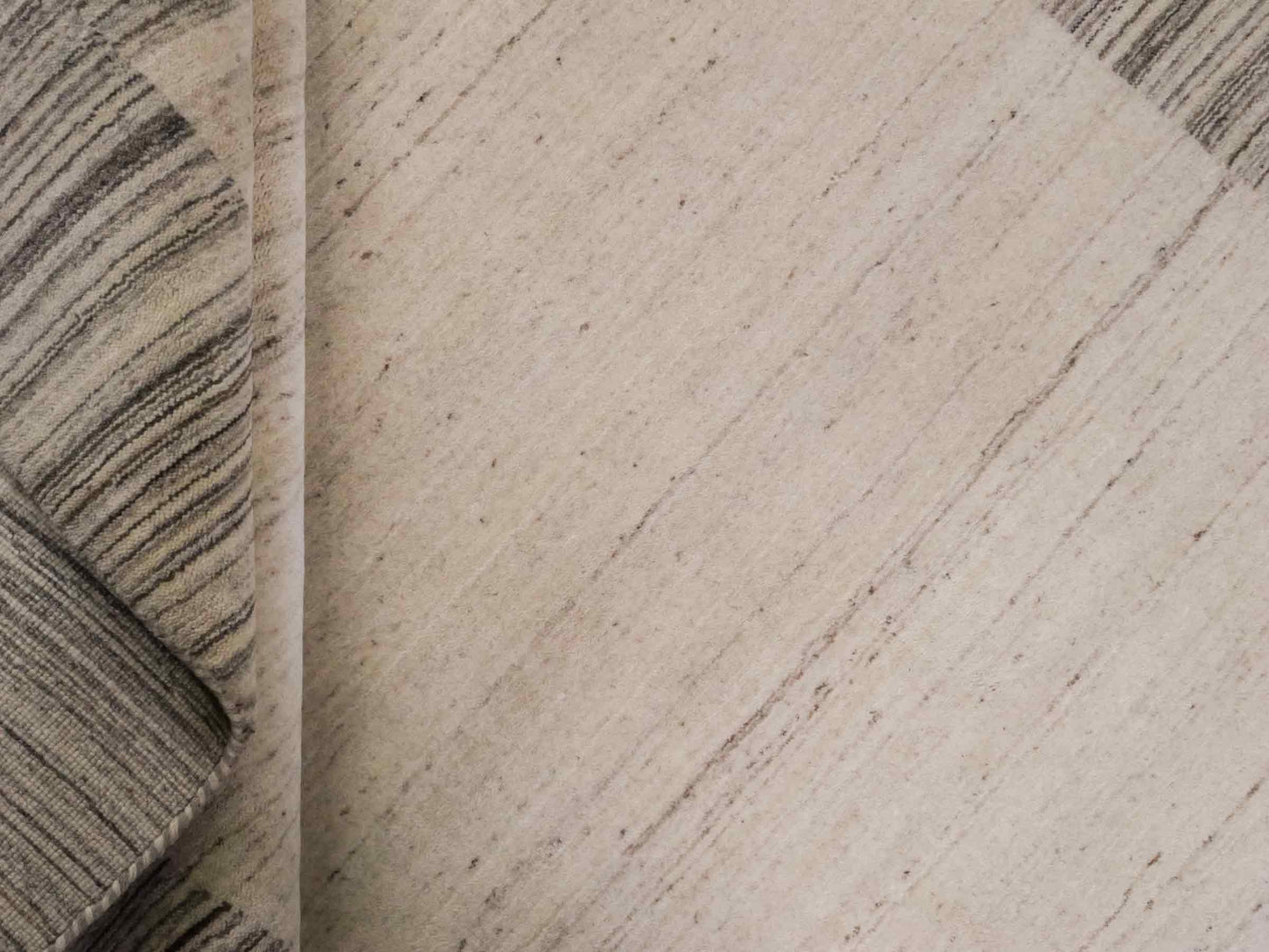 Moderner, Handloom Lori Gabbeh Orientteppich von Khademi aus Wolle, grau, cremeweiß. Geometrisches Nomaden-Design. Produziert in Indien. Größe: 202x137cm. Teppichnummer: KB4-1785. Verkauf durch Jupiter Intl.