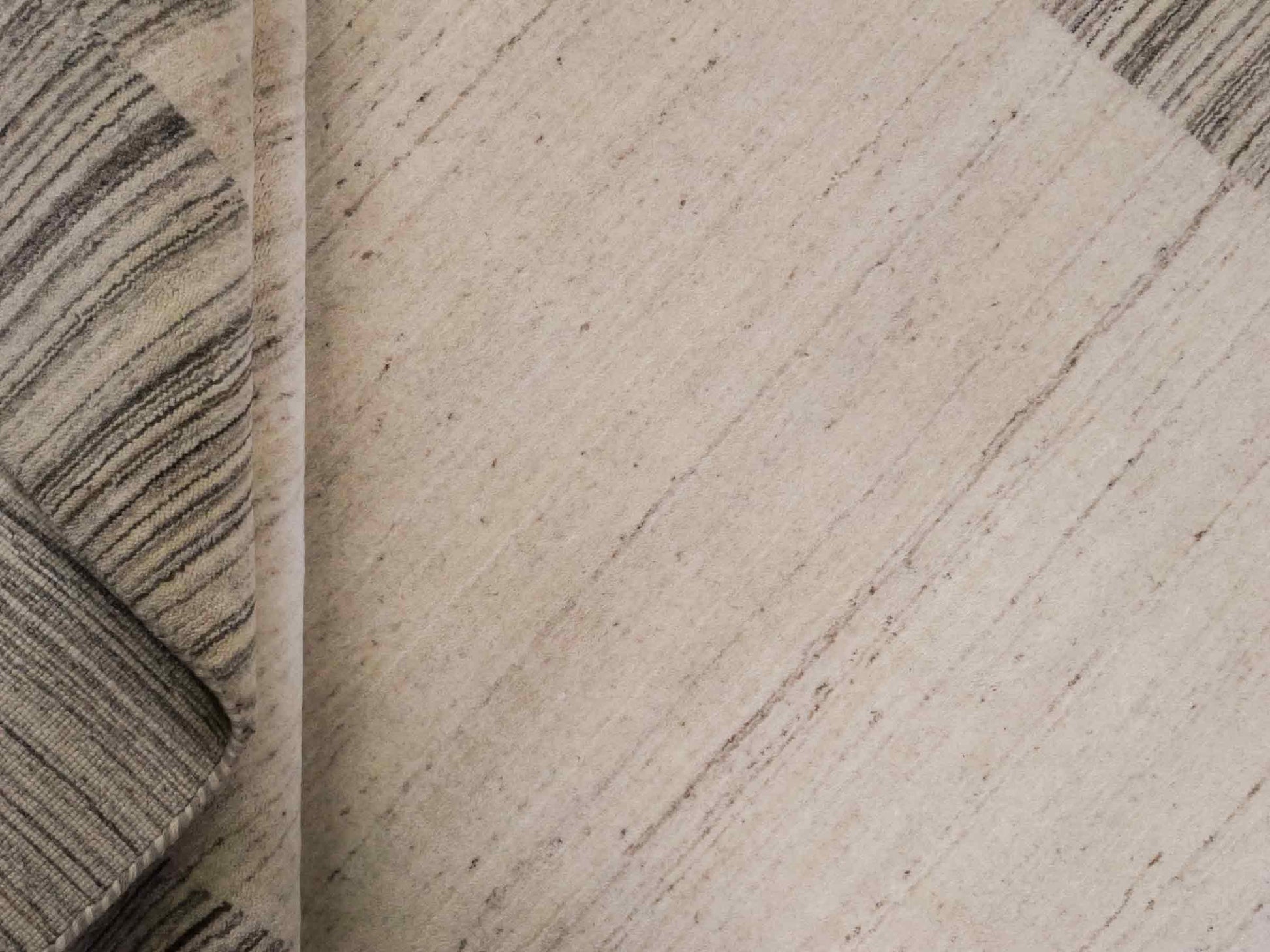 Moderner, Handloom Lori Gabbeh Orientteppich von Khademi aus Wolle, grau, cremeweiß. Geometrisches Nomaden-Design. Produziert in Indien. Größe: 202x137cm. Teppichnummer: KB4-1785. Verkauf durch Jupiter Intl.