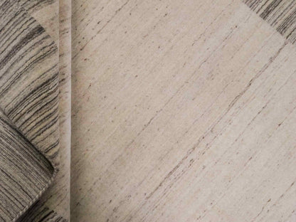 Moderner, Handloom Lori Gabbeh Orientteppich von Khademi aus Wolle, grau, cremeweiß. Geometrisches Nomaden-Design. Produziert in Indien. Größe: 202x137cm. Teppichnummer: KB4-1785. Verkauf durch Jupiter Intl.