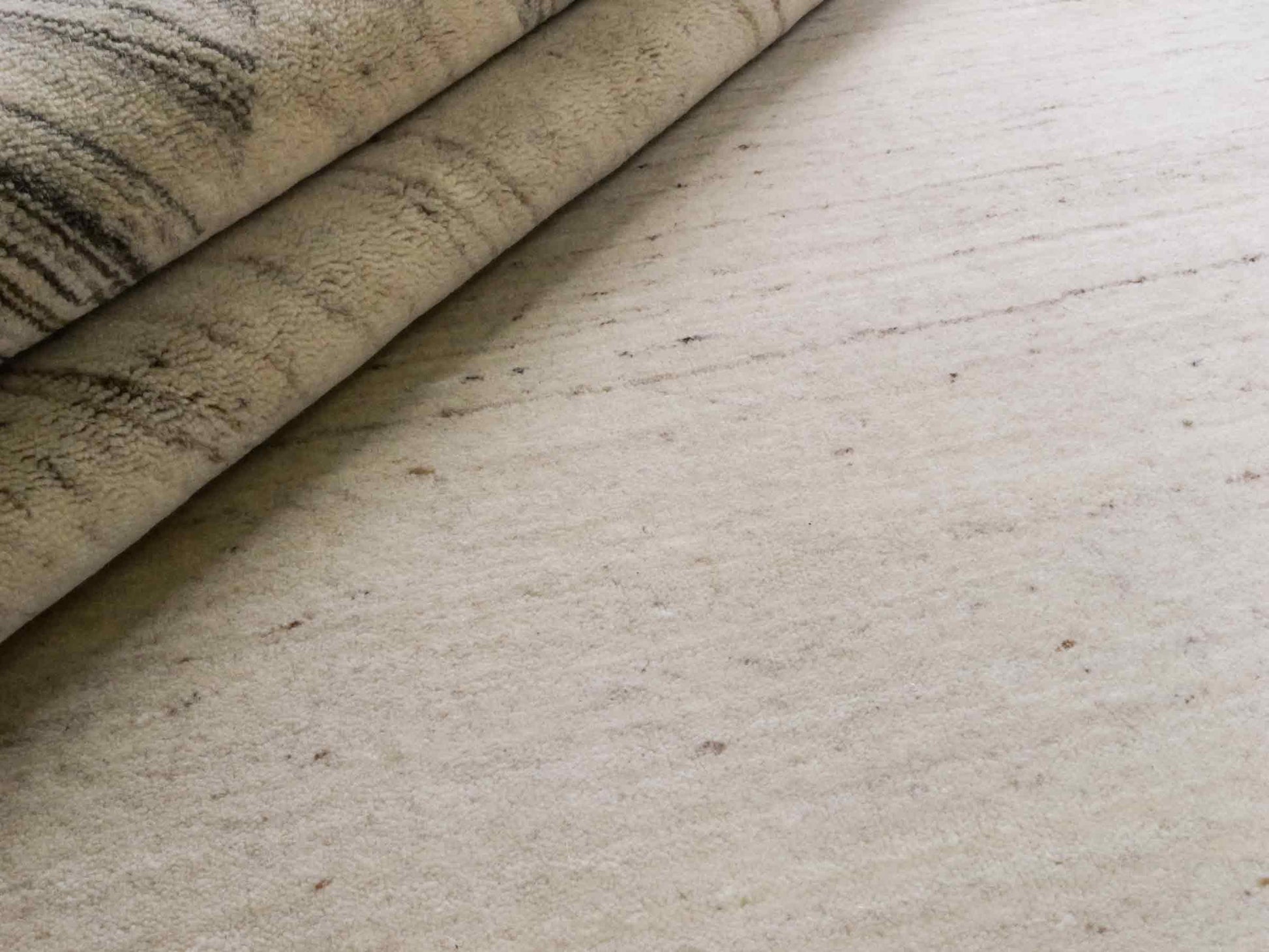 Moderner, Handloom Lori Gabbeh Orientteppich von Khademi aus Wolle, grau, cremeweiß. Geometrisches Nomaden-Design. Produziert in Indien. Größe: 202x137cm. Teppichnummer: KB4-1785. Verkauf durch Jupiter Intl.