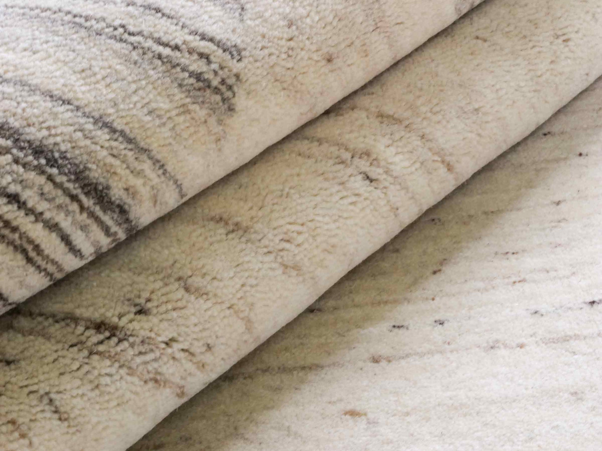 Moderner, Handloom Lori Gabbeh Orientteppich von Khademi aus Wolle, grau, cremeweiß. Geometrisches Nomaden-Design. Produziert in Indien. Größe: 202x137cm. Teppichnummer: KB4-1785. Verkauf durch Jupiter Intl.