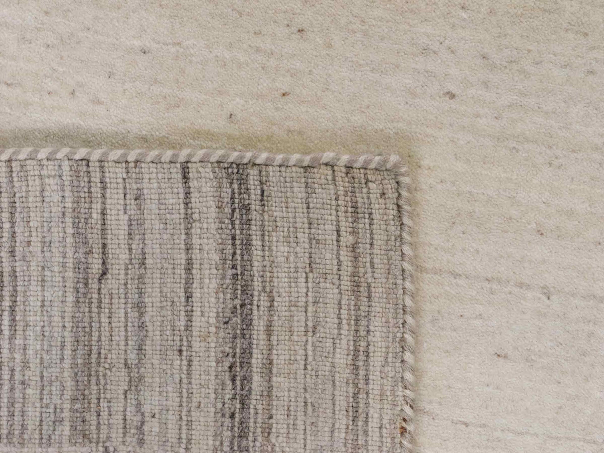 Moderner, Handloom Lori Gabbeh Orientteppich von Khademi aus Wolle, grau, cremeweiß. Geometrisches Nomaden-Design. Produziert in Indien. Größe: 202x137cm. Teppichnummer: KB4-1785. Verkauf durch Jupiter Intl.