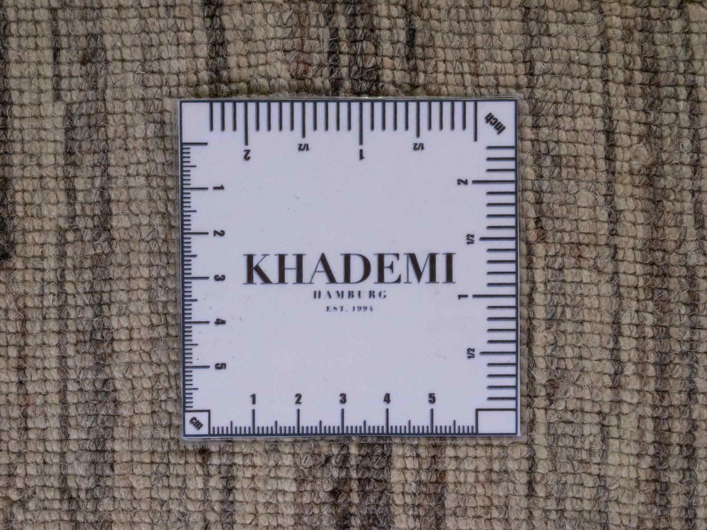 Moderner, Handloom Lori Gabbeh Orientteppich von Khademi aus Wolle, grau, cremeweiß. Geometrisches Nomaden-Design. Produziert in Indien. Größe: 202x137cm. Teppichnummer: KB4-1785. Verkauf durch Jupiter Intl.