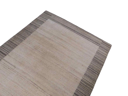 Moderner, Handloom Lori Gabbeh Orientteppich von Khademi aus Wolle, grau, cremeweiß. Geometrisches Nomaden-Design. Produziert in Indien. Größe: 202x137cm. Teppichnummer: KB4-1785. Verkauf durch Jupiter Intl.