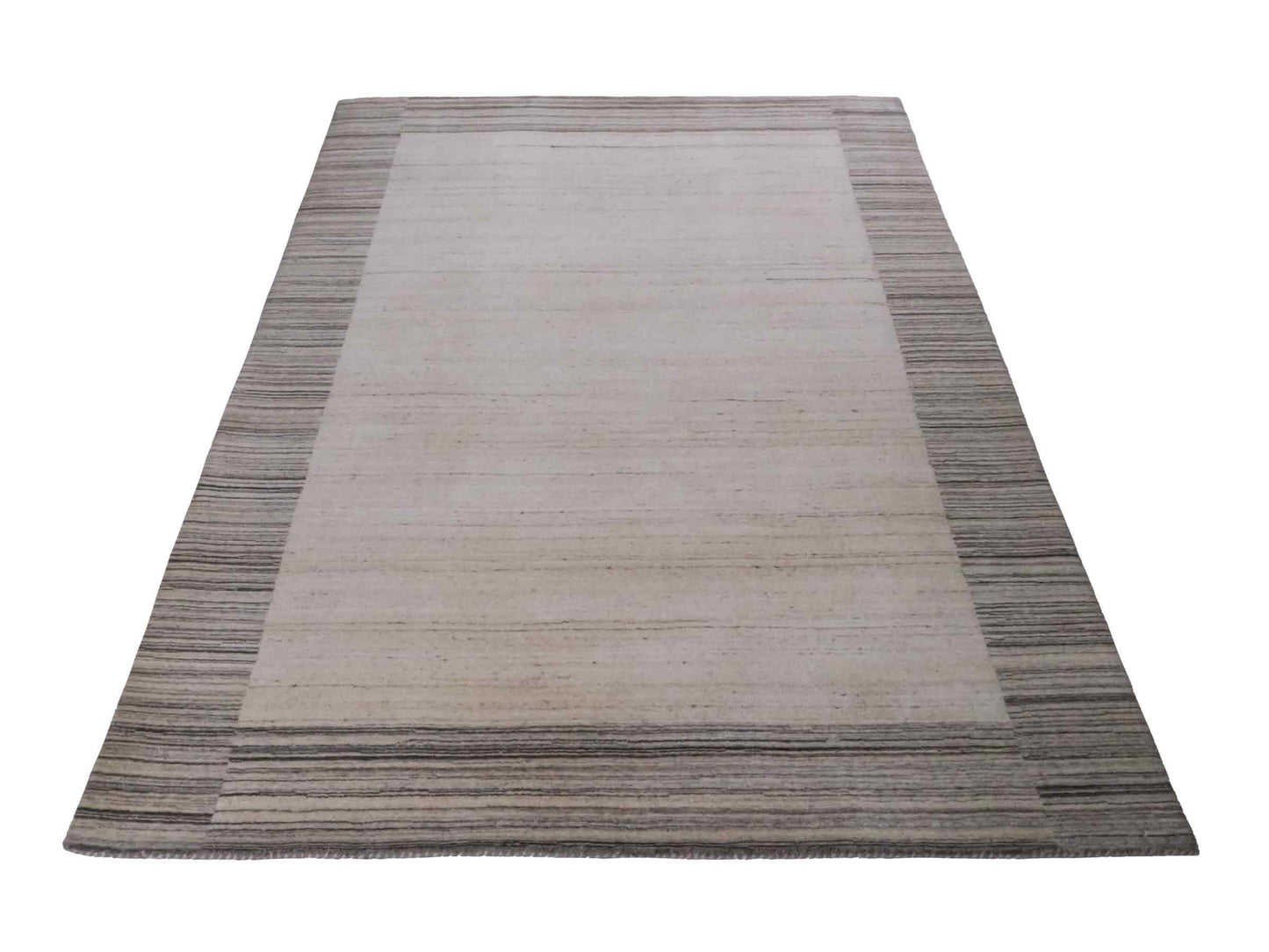 Moderner, Handloom Lori Gabbeh Orientteppich von Khademi aus Wolle, grau, cremeweiß. Geometrisches Nomaden-Design. Produziert in Indien. Größe: 202x137cm. Teppichnummer: KB4-1785. Verkauf durch Jupiter Intl.