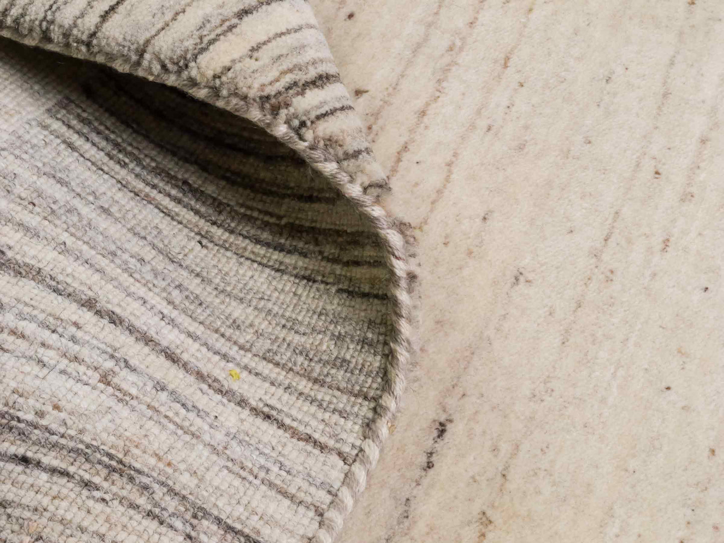 Moderner, Handloom Lori Gabbeh Orientteppich von Khademi aus Wolle, grau, cremeweiß. Geometrisches Nomaden-Design. Produziert in Indien. Größe: 202x137cm. Teppichnummer: KB4-1785. Verkauf durch Jupiter Intl.