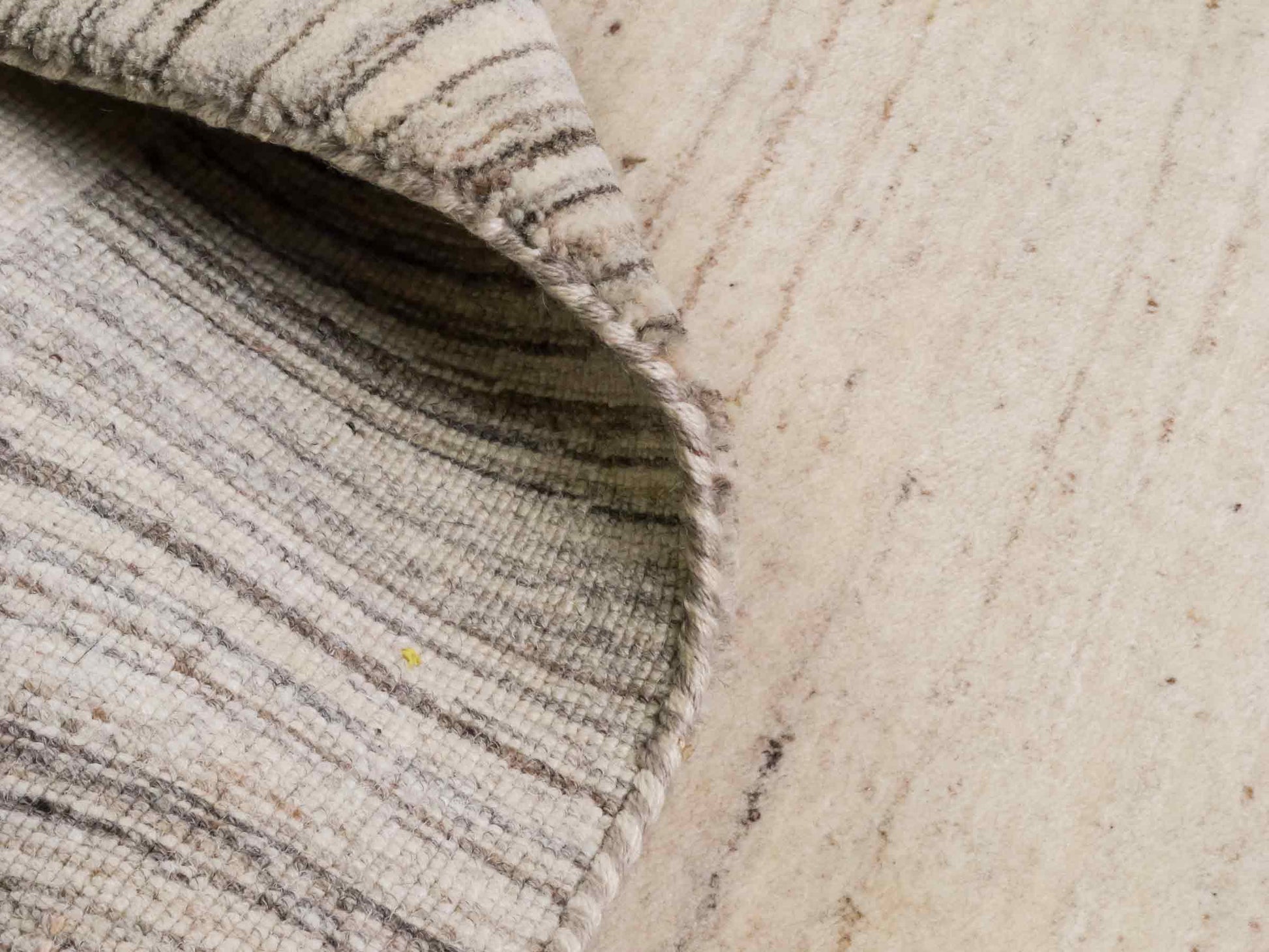 Moderner, Handloom Lori Gabbeh Orientteppich von Khademi aus Wolle, grau, cremeweiß. Geometrisches Nomaden-Design. Produziert in Indien. Größe: 202x137cm. Teppichnummer: KB4-1785. Verkauf durch Jupiter Intl.