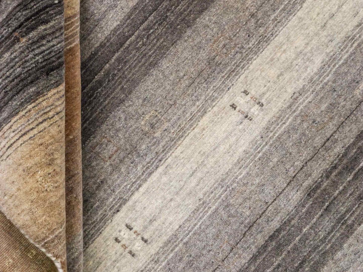 Moderner, Handloom Lori Gabbeh Orientteppich von Khademi aus Wolle, braun, grau, beige. Geometrisches Nomaden-Design. Produziert in Indien. Größe: 202x138cm. Teppichnummer: KB4-1781. Verkauf durch Jupiter Intl.