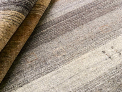 Moderner, Handloom Lori Gabbeh Orientteppich von Khademi aus Wolle, braun, grau, beige. Geometrisches Nomaden-Design. Produziert in Indien. Größe: 202x138cm. Teppichnummer: KB4-1781. Verkauf durch Jupiter Intl.