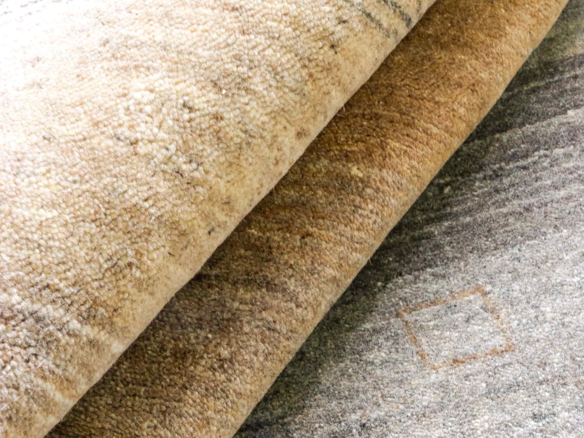 Moderner, Handloom Lori Gabbeh Orientteppich von Khademi aus Wolle, braun, grau, beige. Geometrisches Nomaden-Design. Produziert in Indien. Größe: 202x138cm. Teppichnummer: KB4-1781. Verkauf durch Jupiter Intl.