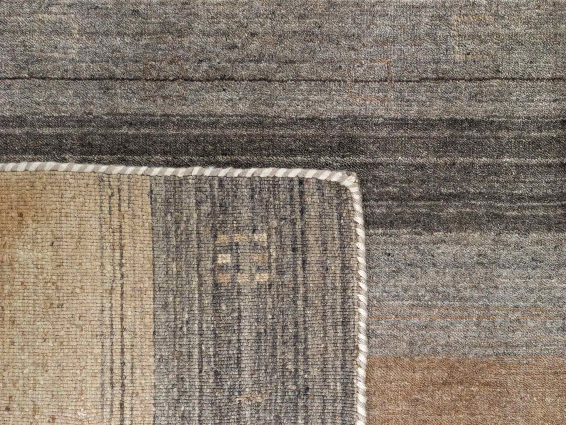 Moderner, Handloom Lori Gabbeh Orientteppich von Khademi aus Wolle, braun, grau, beige. Geometrisches Nomaden-Design. Produziert in Indien. Größe: 202x138cm. Teppichnummer: KB4-1781. Verkauf durch Jupiter Intl.