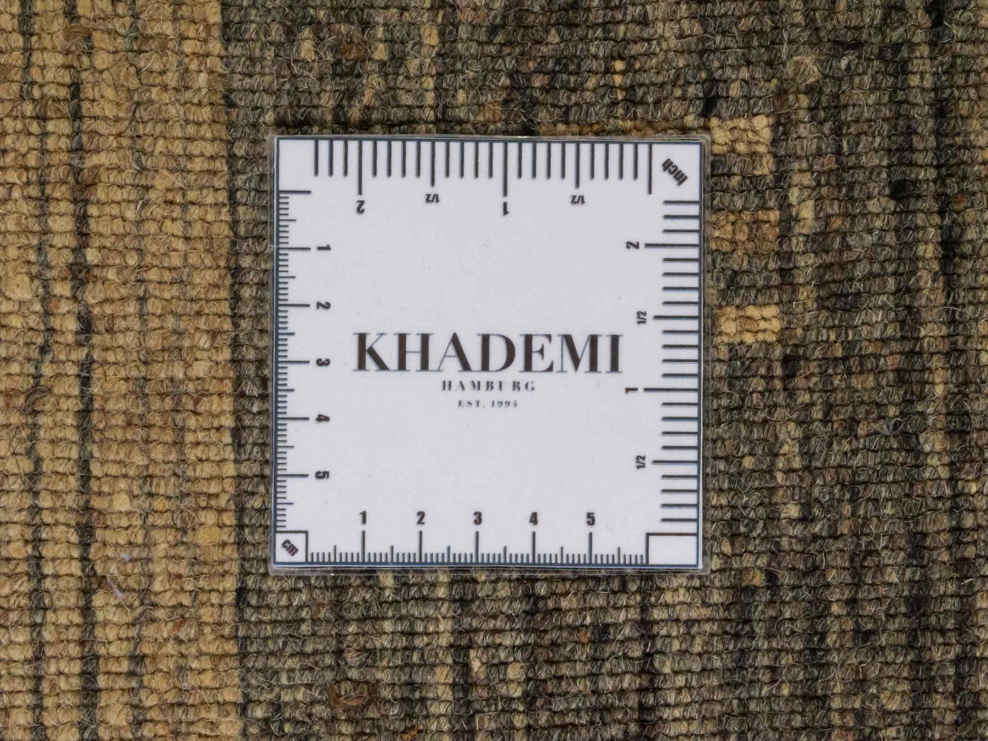 Moderner, Handloom Lori Gabbeh Orientteppich von Khademi aus Wolle, braun, grau, beige. Geometrisches Nomaden-Design. Produziert in Indien. Größe: 202x138cm. Teppichnummer: KB4-1781. Verkauf durch Jupiter Intl.