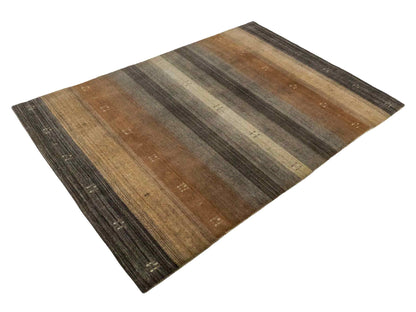 Moderner, Handloom Lori Gabbeh Orientteppich von Khademi aus Wolle, braun, grau, beige. Geometrisches Nomaden-Design. Produziert in Indien. Größe: 202x138cm. Teppichnummer: KB4-1781. Verkauf durch Jupiter Intl.