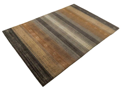 Moderner, Handloom Lori Gabbeh Orientteppich von Khademi aus Wolle, braun, grau, beige. Geometrisches Nomaden-Design. Produziert in Indien. Größe: 202x138cm. Teppichnummer: KB4-1781. Verkauf durch Jupiter Intl.