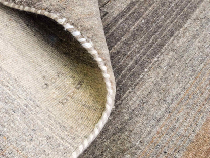 Moderner, Handloom Lori Gabbeh Orientteppich von Khademi aus Wolle, braun, grau, beige. Geometrisches Nomaden-Design. Produziert in Indien. Größe: 202x138cm. Teppichnummer: KB4-1781. Verkauf durch Jupiter Intl.