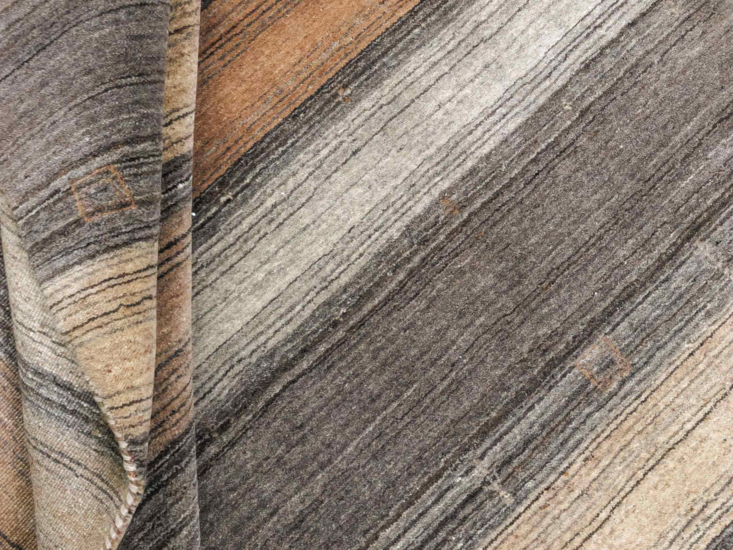 Moderner, Handloom Lori Gabbeh Orientteppich von Khademi aus Wolle, braun, grau, beige. Geometrisches Nomaden-Design. Produziert in Indien. Größe: 202x138cm. Teppichnummer: KB4-1789. Verkauf durch Jupiter Intl.