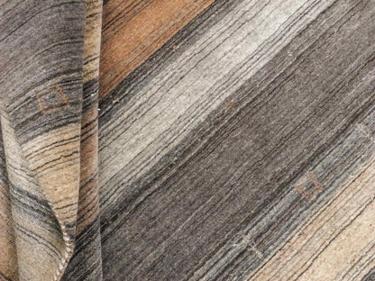 Moderner, Handloom Lori Gabbeh Orientteppich von Khademi aus Wolle, braun, grau, beige. Geometrisches Nomaden-Design. Produziert in Indien. Größe: 202x138cm. Teppichnummer: KB4-1789. Verkauf durch Jupiter Intl.