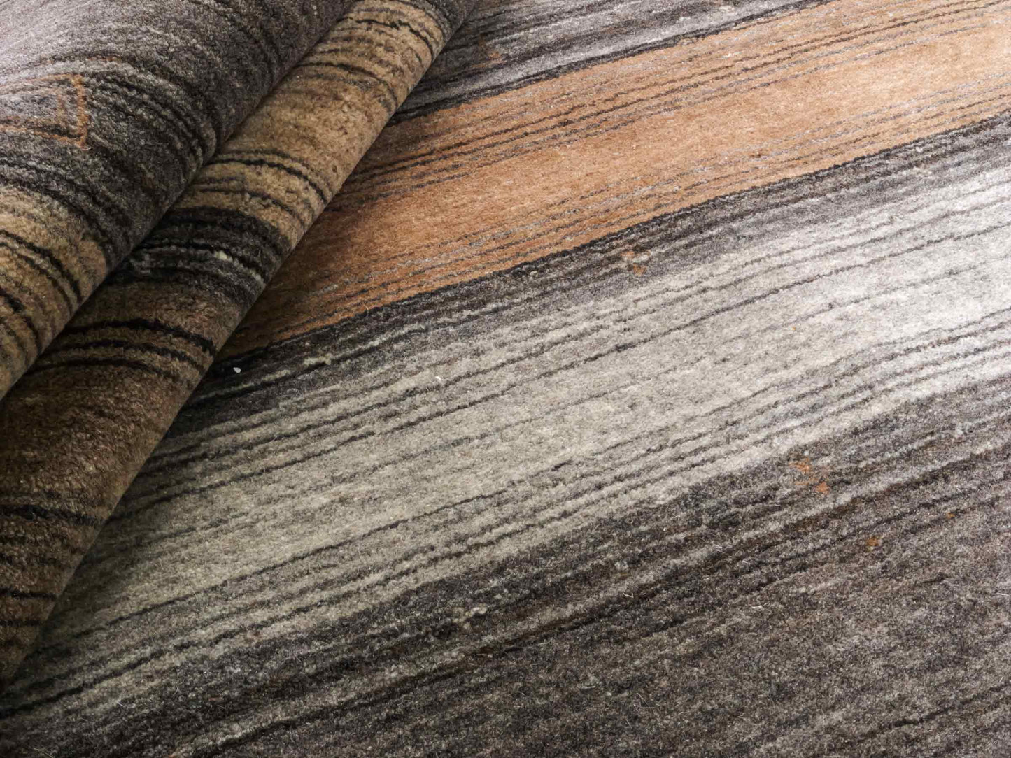 Moderner, Handloom Lori Gabbeh Orientteppich von Khademi aus Wolle, braun, grau, beige. Geometrisches Nomaden-Design. Produziert in Indien. Größe: 202x138cm. Teppichnummer: KB4-1789. Verkauf durch Jupiter Intl.