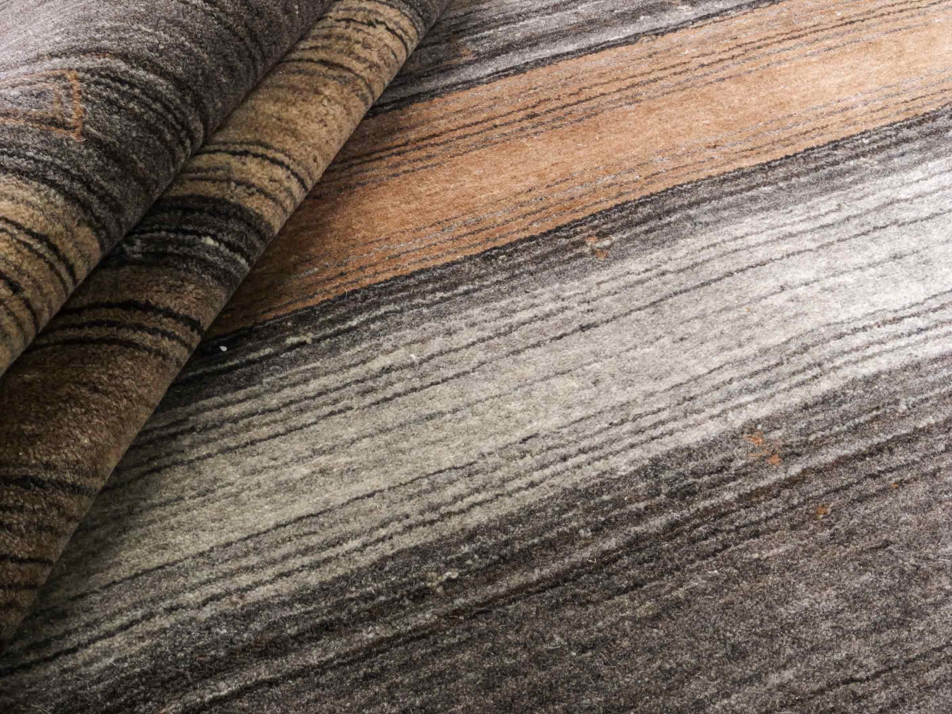 Moderner, Handloom Lori Gabbeh Orientteppich von Khademi aus Wolle, braun, grau, beige. Geometrisches Nomaden-Design. Produziert in Indien. Größe: 202x138cm. Teppichnummer: KB4-1789. Verkauf durch Jupiter Intl.