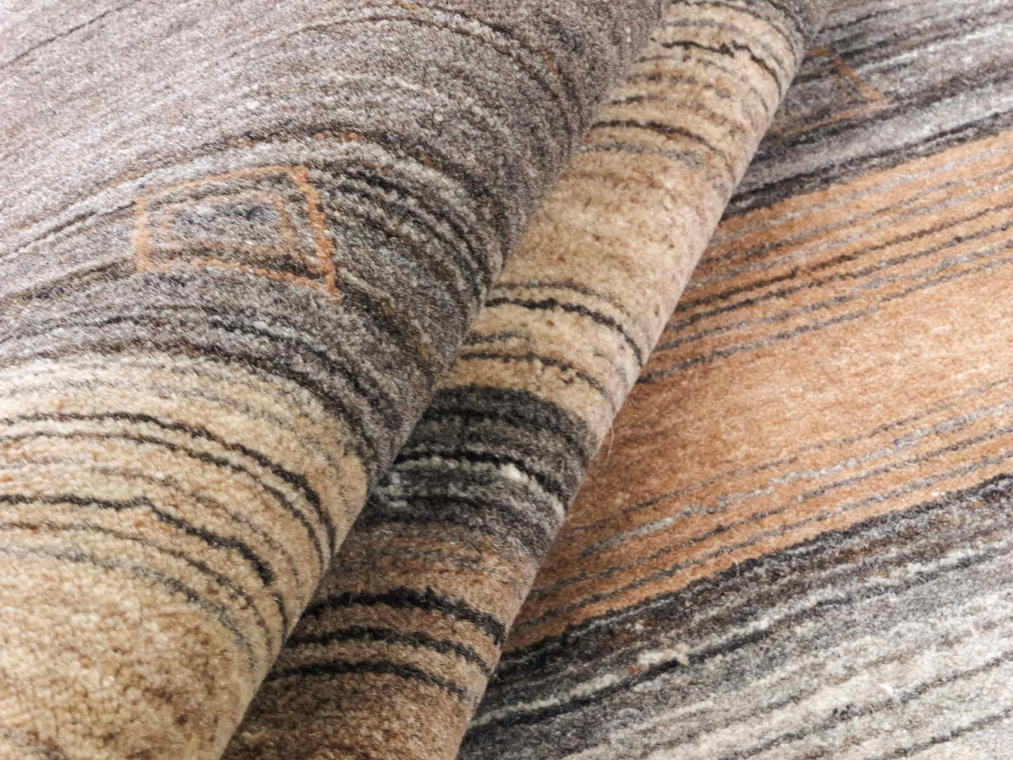 Moderner, Handloom Lori Gabbeh Orientteppich von Khademi aus Wolle, braun, grau, beige. Geometrisches Nomaden-Design. Produziert in Indien. Größe: 202x138cm. Teppichnummer: KB4-1789. Verkauf durch Jupiter Intl.