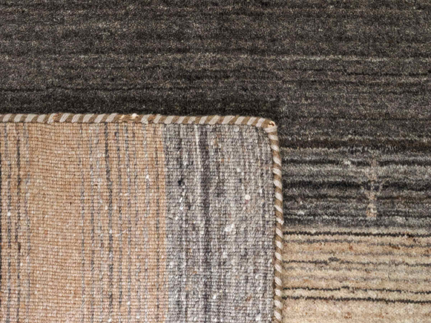 Moderner, Handloom Lori Gabbeh Orientteppich von Khademi aus Wolle, braun, grau, beige. Geometrisches Nomaden-Design. Produziert in Indien. Größe: 202x138cm. Teppichnummer: KB4-1789. Verkauf durch Jupiter Intl.