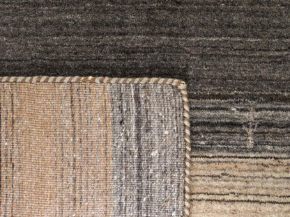 Moderner, Handloom Lori Gabbeh Orientteppich von Khademi aus Wolle, braun, grau, beige. Geometrisches Nomaden-Design. Produziert in Indien. Größe: 202x138cm. Teppichnummer: KB4-1789. Verkauf durch Jupiter Intl.